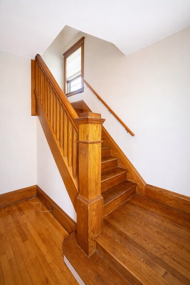 Building Photo - 322 Pierce St N