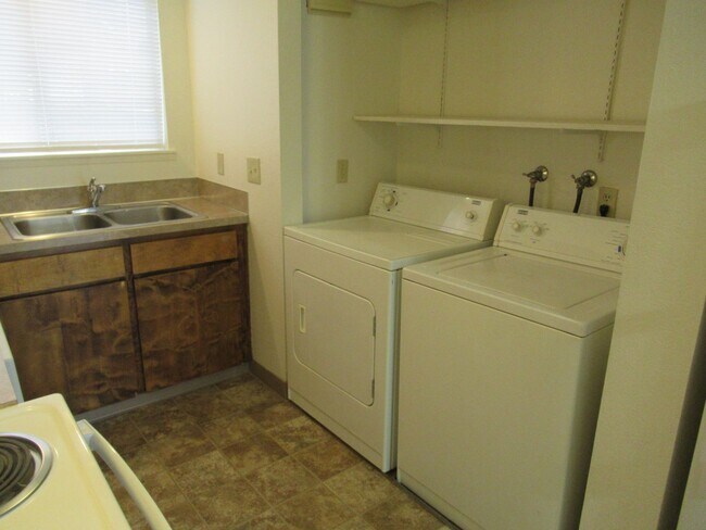 Building Photo - Two Bedroom Townhouse in Quiet Neighborhood