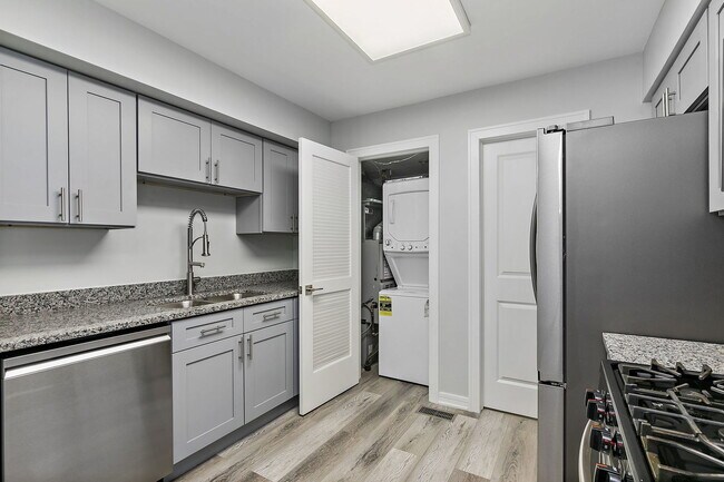 Building Photo - 1311 Kingsbury Dr