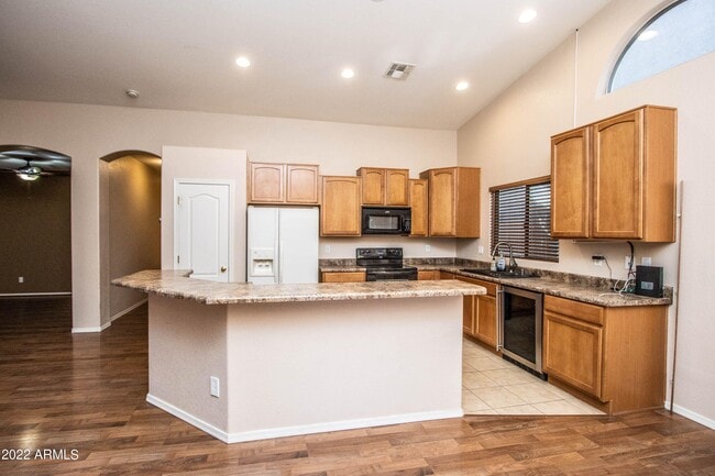 Building Photo - 44629 W Santa Fe St