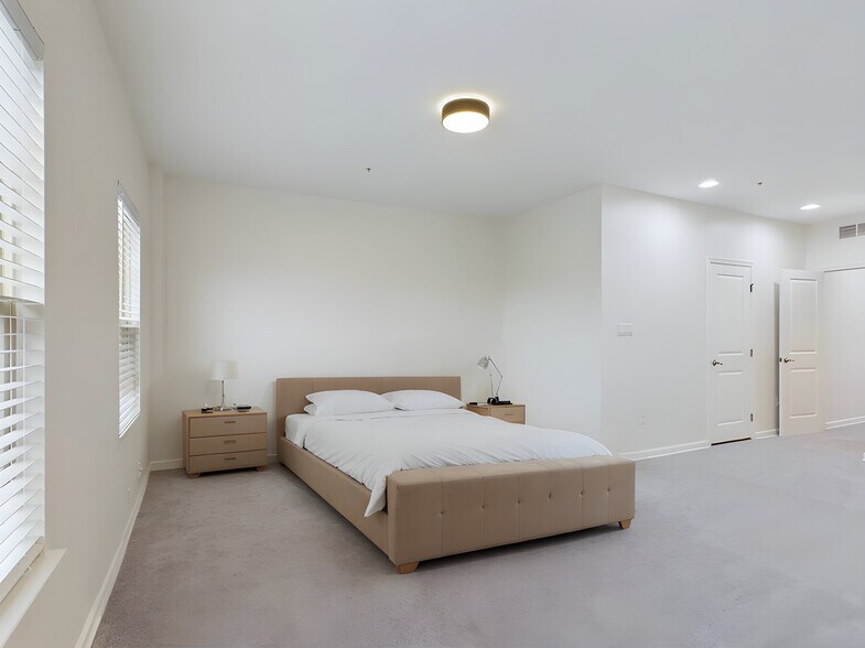 Building Photo - 6479 Jack Linton Dr S