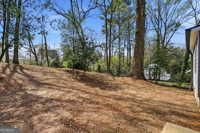 Building Photo - 250 Maple St