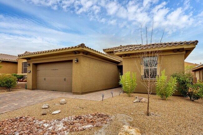 Building Photo - "Charming 3-Bed Oasis with 2 Baths in Henderson – 1716 Sq Ft of Comfort!"
