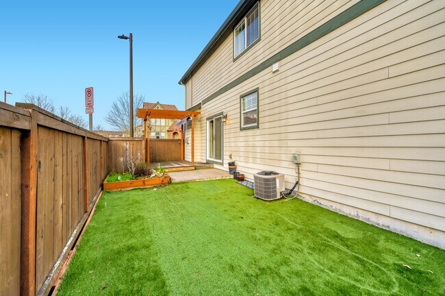 Building Photo - 590 SW 199th Ave