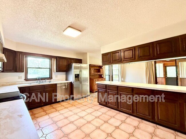 Building Photo - 733 Westchester Dr