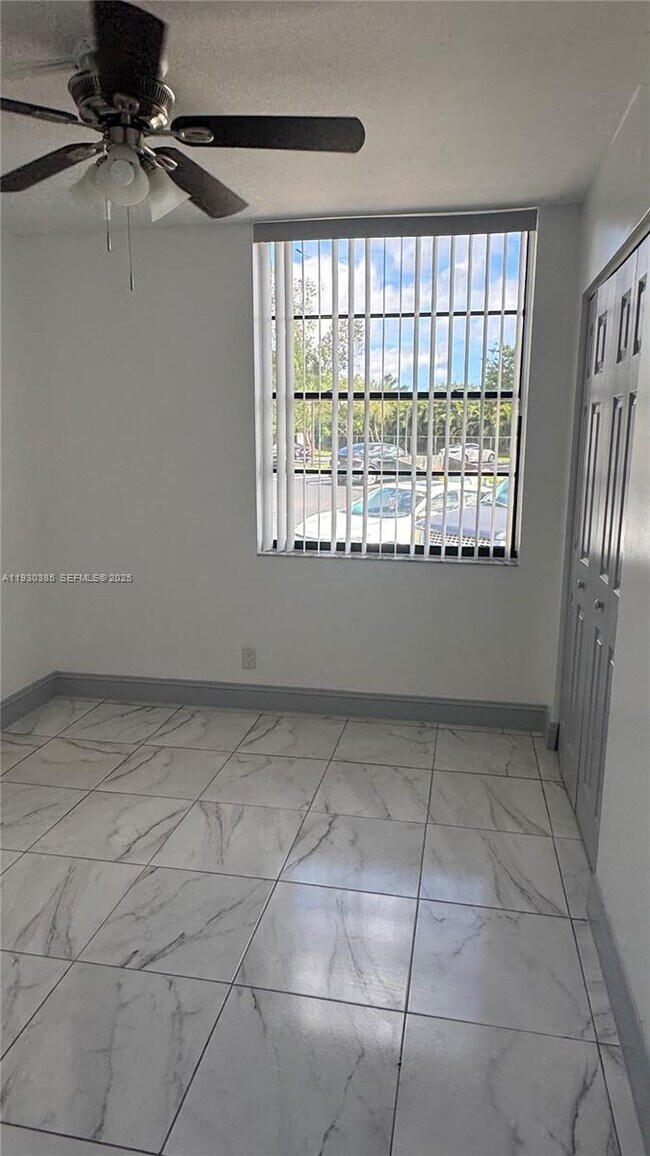 Building Photo - 212 Lake Pointe Dr