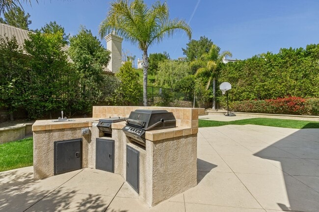 Building Photo - Gorgeous 3BD 2-Story Home in the Sorrento Community in Porter Ranch!