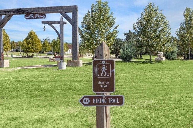 Building Photo - 1034 Grant Wood Ave