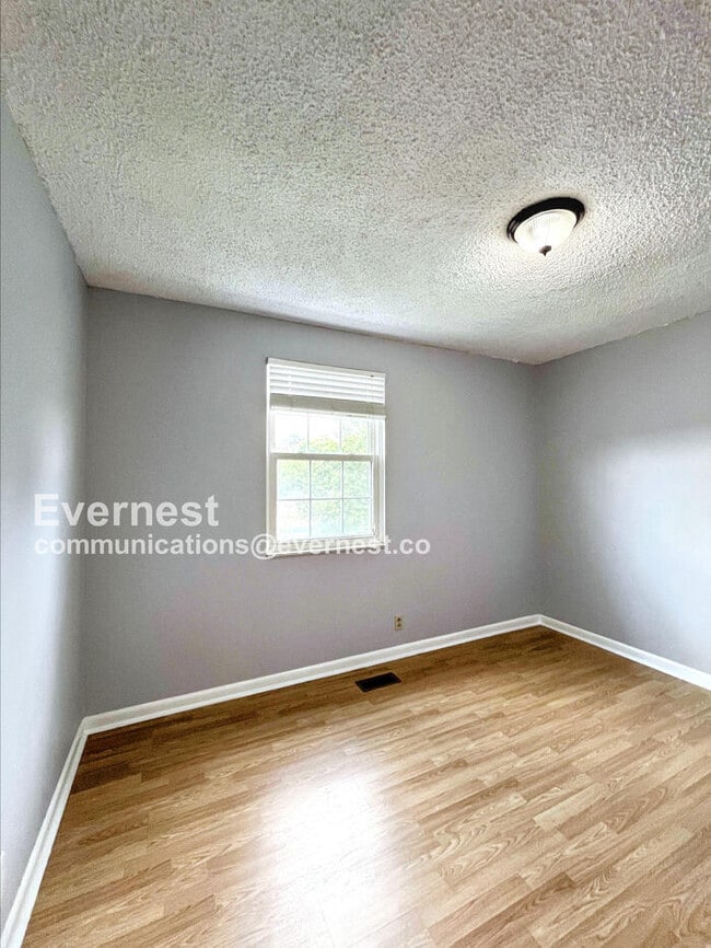 Building Photo - 5600 Country Dr