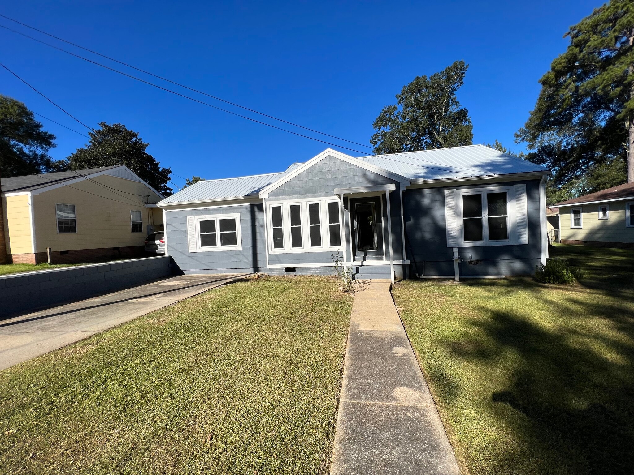 Front View - 519 Lakeview Ave