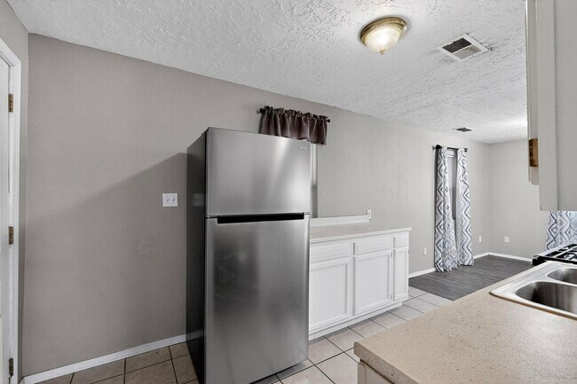 Building Photo - Historic Bungalow House 2/bd 1/ba 730/sf