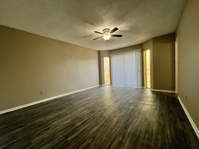 Building Photo - *2 Bedroom, 2.5 Bath Condo* ~move in ready...