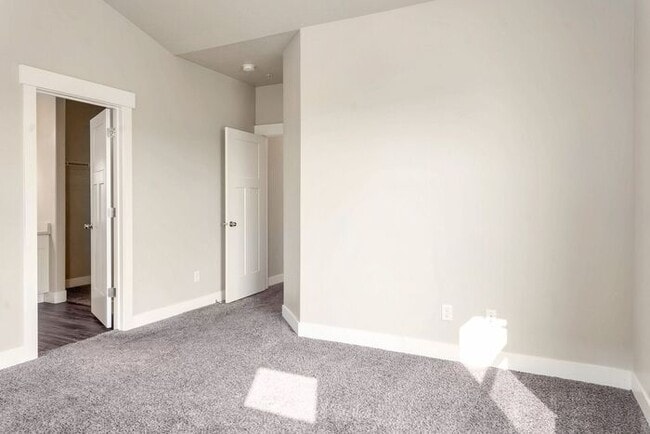 Building Photo - Beautiful Top Level Condo w 1 car garage