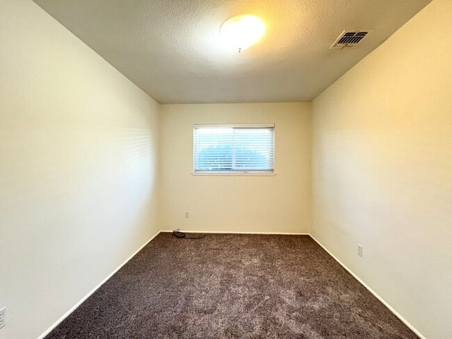 Building Photo - 3 bed, 2 bath in Ontario, CA!