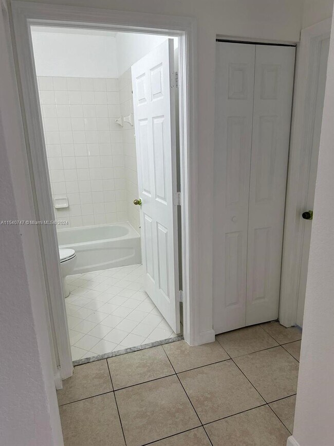 Building Photo - 1650 NE 33rd Rd