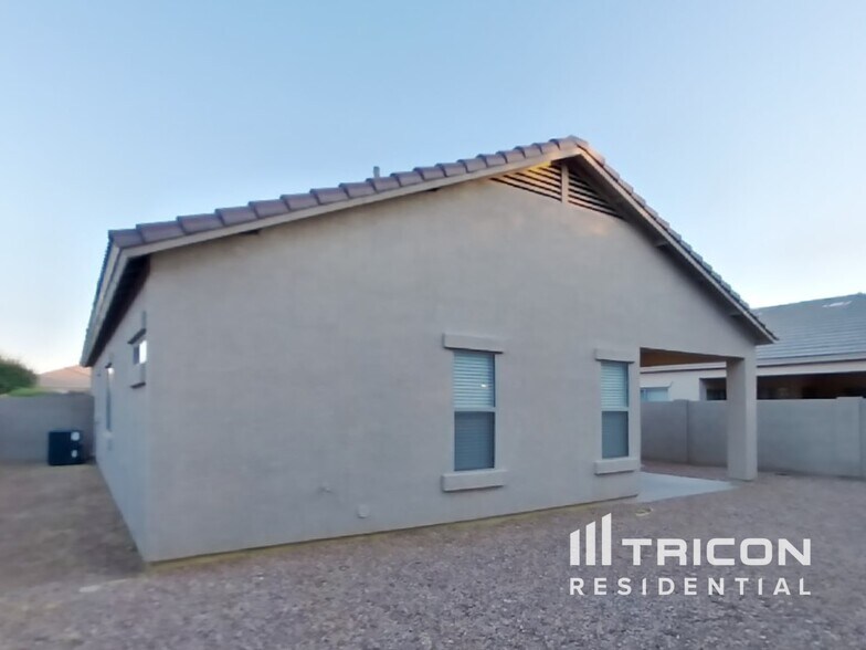 Building Photo - 16823 W Cottonwood St