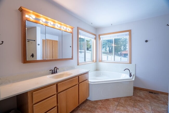 Building Photo - 10809 N McLaughlin Rd