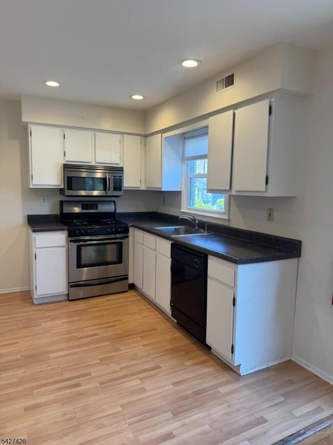 Building Photo - 29 Aubrey St