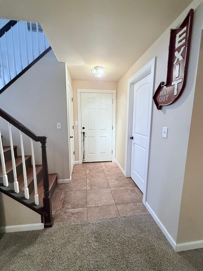 Building Photo - 806 Hawks Cir Dr