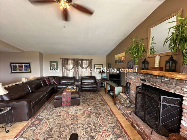 Building Photo - Charming 3-Bedroom Retreat with 2 Full Baths in Evergreen