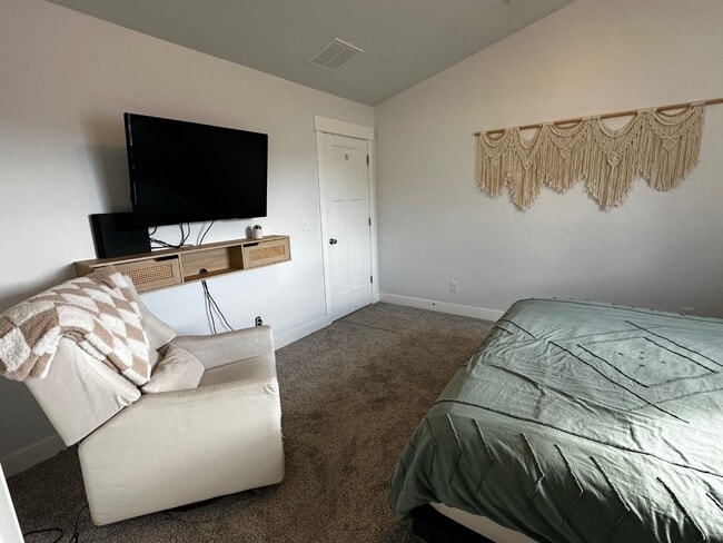 Building Photo - 353 N High Ridge Rd