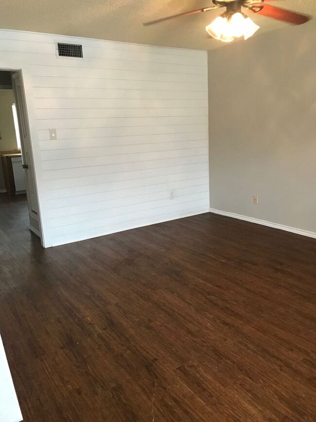Building Photo - 1610 Sun Valley Dr