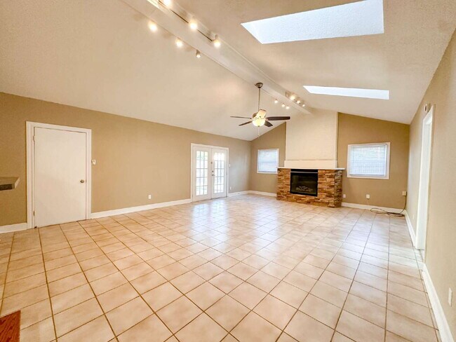 Building Photo - Large 3/2 in Tech Terrace