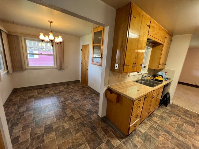 Building Photo - 429 E Pine St