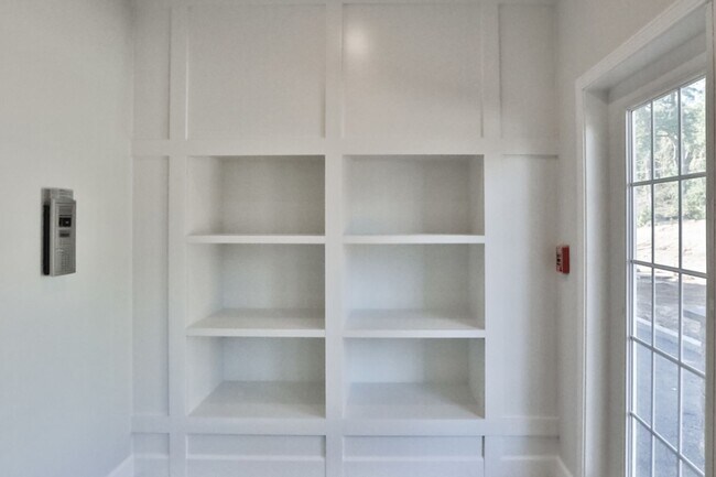 Building Photo - Newly Built Luxury 1 Bed Apartment!
