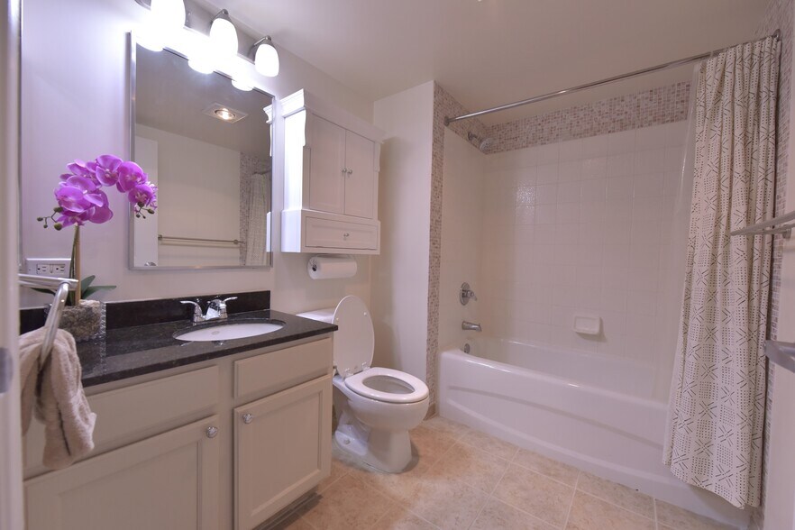 Building Photo - 880 N Pollard St