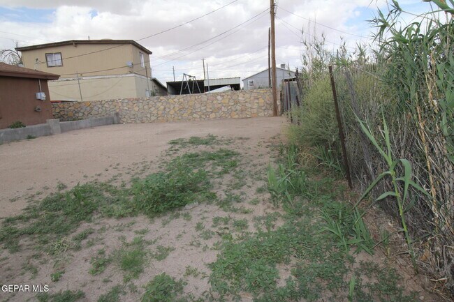 Building Photo - 456 Passmore Rd
