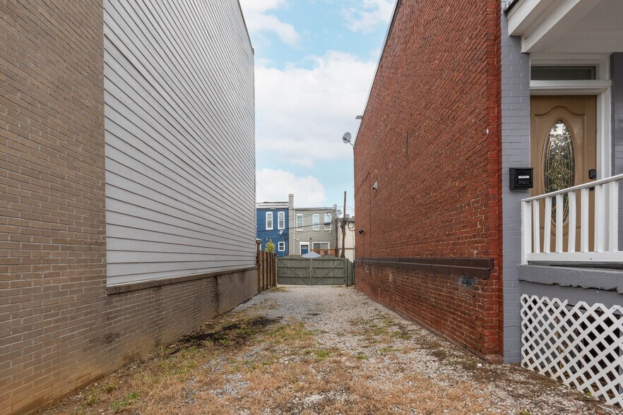 Building Photo - 613 Harvard St NW