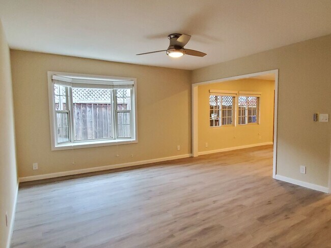 Building Photo - Spacious Home in The Pines, Remodeled Inside, New Heat/A.C, New Kitchen/Bathrooms, Fresh Paint!