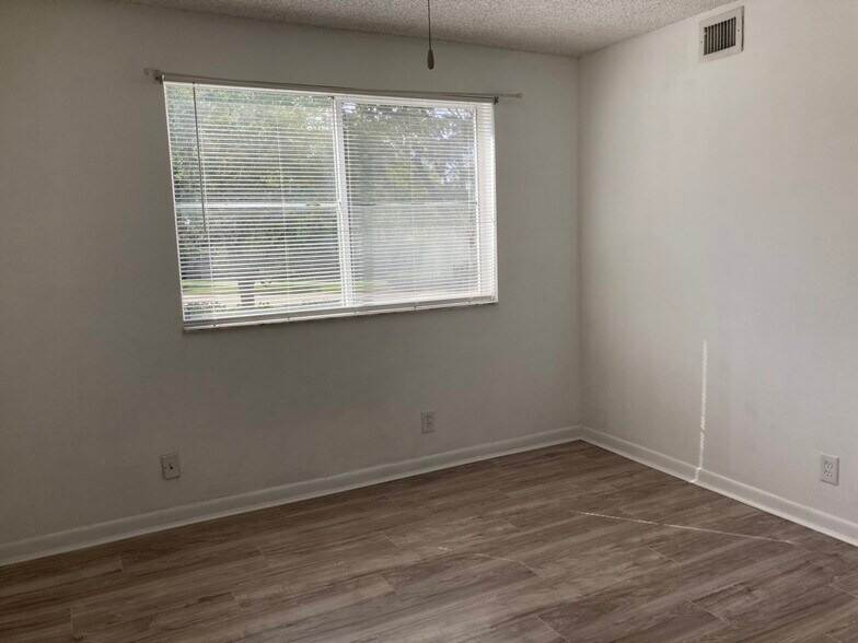 Building Photo - 9777 Westview Dr
