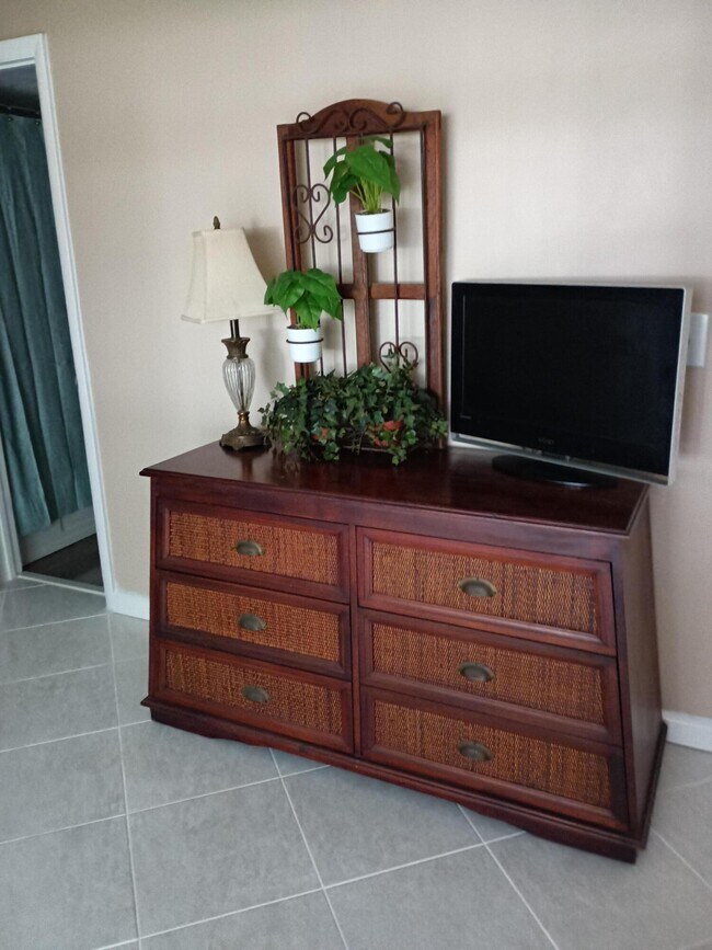 Building Photo - 355 Sheffield O