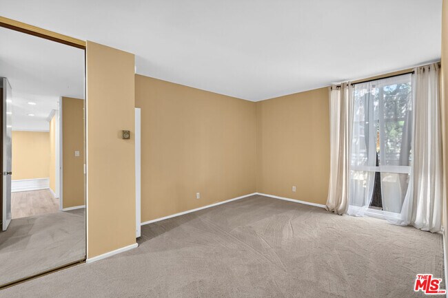 Building Photo - 6505 Green Valley Cir