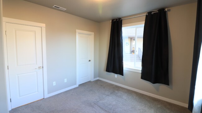 Building Photo - Rare 5/3 home in SE Bend