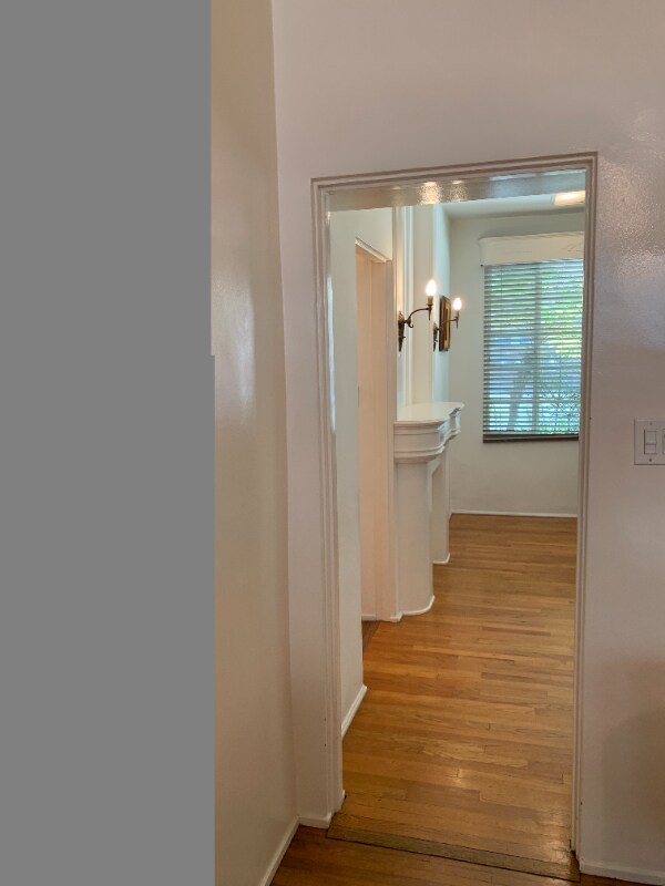 Building Photo - 520-522 N Rossmore Ave