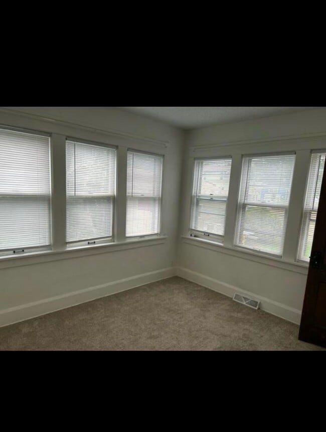 Building Photo - 904 Hayes Ave