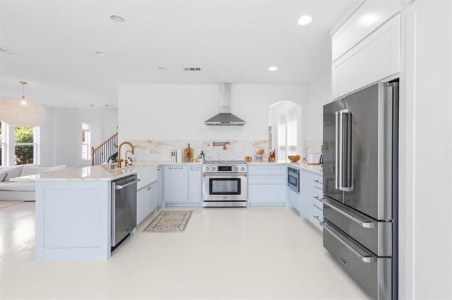 Building Photo - 16012 Alvarado Dr
