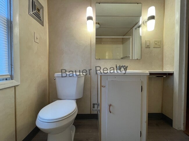 Building Photo - 3 -4 Bedroom Home Near Brookside Park