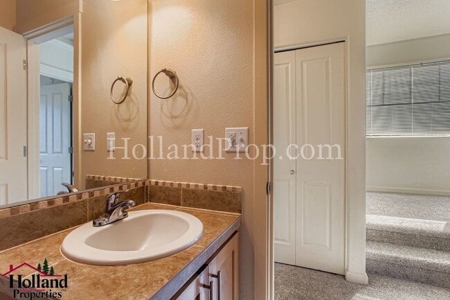 Building Photo - Lovely 3-Level Townhouse in great Hillsbor...