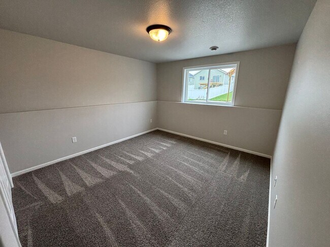 Building Photo - Stylish New Bi-Level Twinhome | 4 Beds | M...