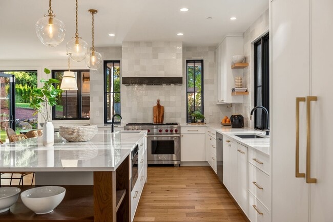 Building Photo - 7Bd/6.5Ba Bellevue Home