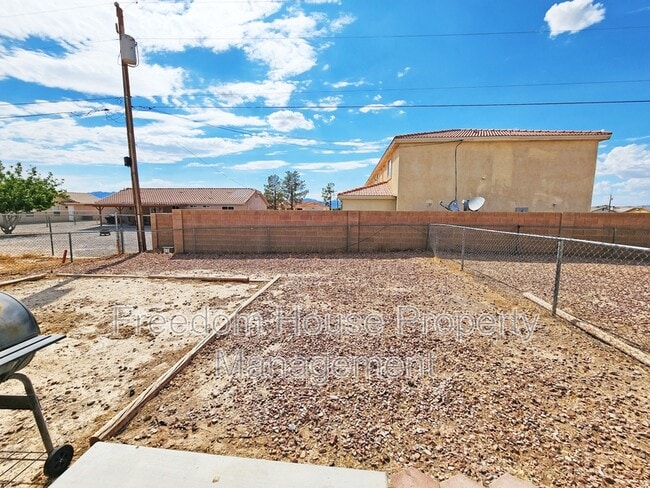 Building Photo - 1700 Sycamore Ave