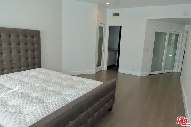 Building Photo - 723 Westmount Dr