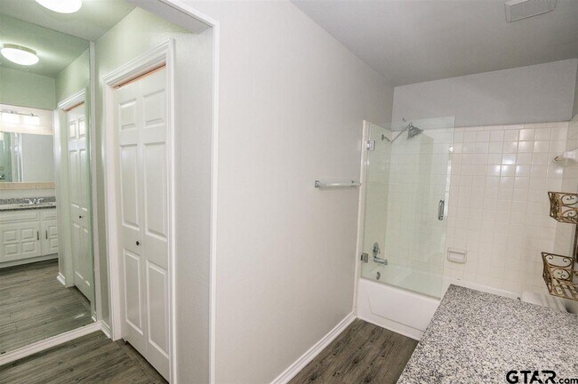 Building Photo - 5825 Hollytree Dr