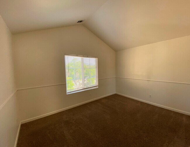 Building Photo - 566 Versailles Ln