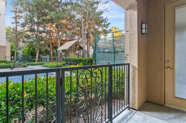 Building Photo - Irvine 2 Bed, 2 Bath With Amenities!!