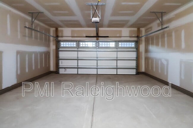 Building Photo - 304 Canyon Spring Trl